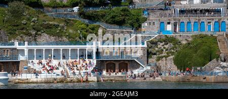 Plymouth, Devon, Inghilterra, Regno Unito. 2021. Bagnanti al Lido interno sul lungomare di Plymouth. Foto Stock