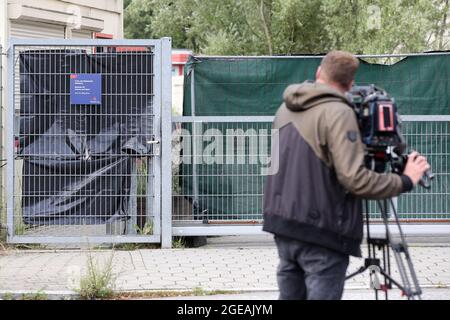 Amburgo, Germania. 18 agosto 2021. L'ingresso ad una struttura di ricevimento ad Amburgo-Rahlstedt è coperto da teloni protettivi. Le prime forze locali afghane evacuate da Kabul sono attese ad Amburgo in prima serata. Credit: Bodo Marks/dpa/Alamy Live News Foto Stock