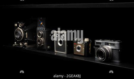Vecchie fotocamere vintage sullo scaffale. Foto Stock