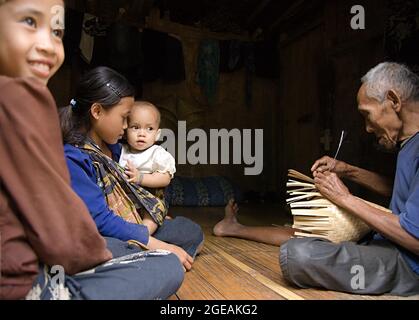 Una famiglia Baduy si siede insieme nella loro casa. Baduy è una tribù di Banten, Indonesia. Mantengono ancora il loro stile di vita tradizionale fino ad ora. Foto Stock