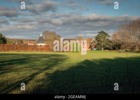 Buildngs in campagna in inverno, Kent, Regno Unito Foto Stock