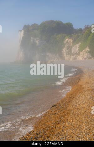 Nebbia che si avvolge dalla Manica intorno alle scogliere di St Margaret's Bay Kent Foto Stock