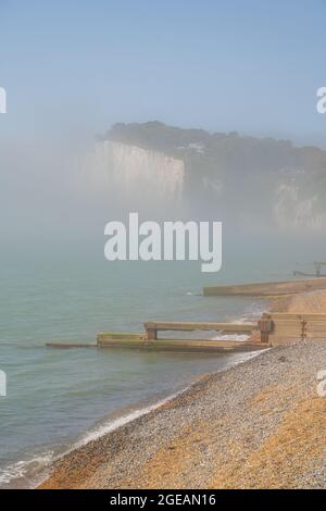 Nebbia che si avvolge dalla Manica intorno alle scogliere di St Margaret's Bay Kent Foto Stock