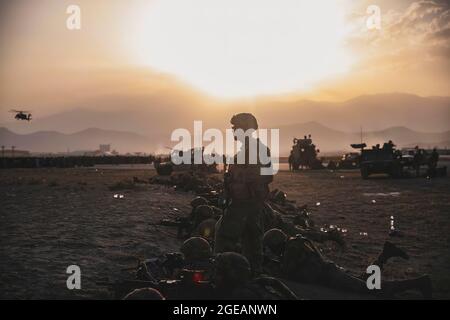 Soldati dell'esercito degli Stati Uniti assegnati alla 10° divisione di montagna stand di sicurezza presso l'aeroporto internazionale Hamid Karzai, Kabul, Afghanistan, agosto 15. I soldati e i marines degli Stati Uniti stanno assistendo il Dipartimento di Stato con un prelievo ordinato di personale designato in Afghanistan. (STATI UNITI Corpo marino foto di Sgt. Isaiah Campbell) Foto Stock