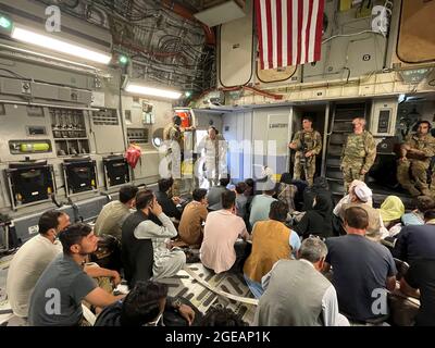 Frank McKenzie, il comandante del comando centrale degli Stati Uniti, arriva all'aeroporto internazionale Hamid Karzai in Afghanistan il 17 agosto 2021. (STATI UNITI Navy foto di Capt. William Urban) Foto Stock