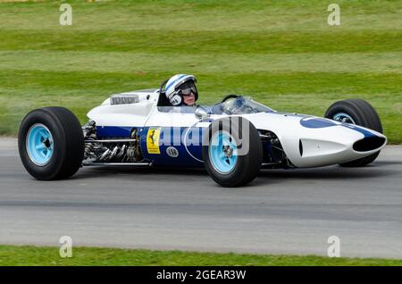 John Surtees alla guida di una Ferrari 158 di Formula 1 d'epoca al Goodwood Festival of Speed nel 2014 Foto Stock