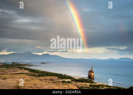 Il relitto di Dimitrios sulla spiaggia di Valtaki vicino a Gythio . Lakonia, Peloponneso meridionale, Grecia. Foto Stock
