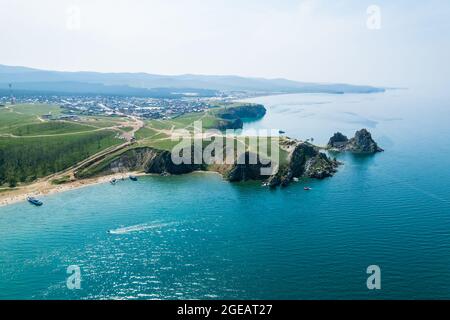 Olkhon Island, l'isola più grande del lago Baikal nella Siberia orientale. Roccia di Shamanka sul lago Baikal vicino a Khuzhir all'isola di Olkhon in Siberia, Russia. Foto Stock