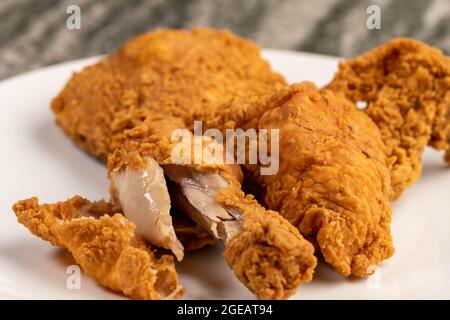 Pollo fritto croccante isolato su piatto bianco. Foto Stock