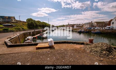 Eyemouth Harbour è una piccola città costiera situata ai confini scozzesi in Scozia, Regno Unito Foto Stock