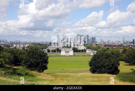 La vista dell'ex college navale a Greenwich e Canary Wharf (sullo sfondo) visto da Greenwich Park, Londra. Inghilterra. Agosto 2021 Foto Stock