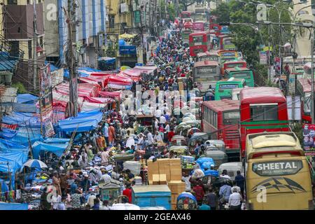 Il popolo del Bangladesh ha sfrontato un mercato senza preoccuparsi di distancamento fisico cruciale per controllare la diffusione del coronavirus (COVID-19), a Dhaka, Bangladesh, 18 agosto 2021. Foto di Suvra Kanti Das/ABACAPRESS.COM Foto Stock