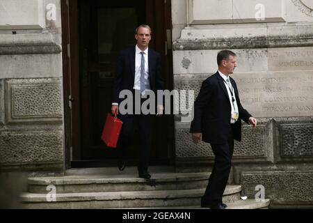 Londra, Inghilterra, Regno Unito. 18 agosto 2021. Il Segretario degli Esteri britannico e il primo Segretario di Stato DOMINIC RAAB lasciano il Ministero degli Esteri e del Commonwealth. (Credit Image: © Tayfun Salci/ZUMA Press Wire) Foto Stock