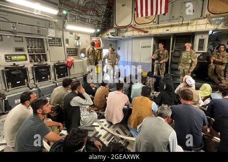 Kabul, Afghanistan. 18 agosto 2021. Frank McKenzie, il comandante del comando centrale degli Stati Uniti, arriva all'aeroporto internazionale Hamid Karzai in Afghanistan il 17 agosto 2021. Secondo il segretario di stampa del Pentagono John Kirby, a partire da martedì 17 agosto, circa 10,000 residenti degli Stati Uniti erano 'vicino a Kabul' e non l'avevano fatto al punto di evacuazione all'aeroporto internazionale Hamid Karzai. Foto di Capt. William Urban/U.S.A. Navy/UPI Credit: UPI/Alamy Live News Foto Stock