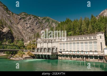 Centrale idroelettrica Gorge Powerhouse lungo il fiume Skagit nel North Cascades National Park. Foto Stock