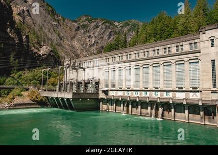 Centrale idroelettrica Gorge Powerhouse lungo il fiume Skagit nel North Cascades National Park. Foto Stock