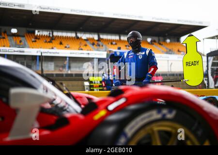 Le Mans, Francia. 18 agosto 2021. Le Mans, Francia. 18 agosto 2021. Meccanico di Glickenhaus, mecanicien durante le prove libere e le sessioni di qualifica della 24 ore di le Mans 2021, 4° round del Campionato Mondiale FIA Endurance 2021, FIA WEC, sul circuito de la Sarthe, dal 18 al 22 agosto 2021 a le Mans, Francia - Foto Joao Filipe / DPPI Credit: Agenzia fotografica indipendente/Alamy Live News Foto Stock