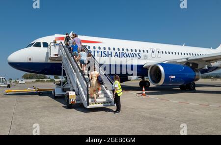 PREVESA. Grecia-08.08.2021: Passeggeri che salgono a bordo di un volo British Airways dopo la loro vacanza. Foto Stock