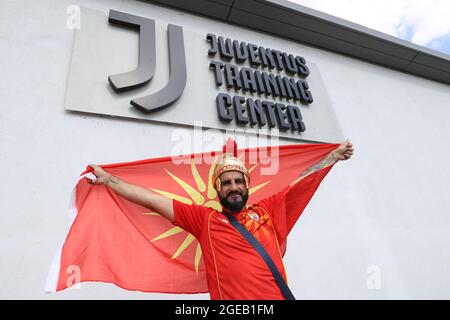 Vinovo, Italia, 18 agosto 2021. Un fan di Kamenica Sasa che indossa una camicia Macedonia regge una bandiera nazionale fuori dal centro di allenamento durante la partita della UEFA Womens Champions League al Juventus Center di Vinovo. Il credito immagine dovrebbe essere: Jonathan Moscrop / Sportimage Credit: Sportimage/Alamy Live News Foto Stock