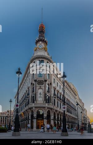 Il Four Seasons Hotel Madrid e il negozio Hermes uniscono una collezione di 7 edifici storici tutti impeccabilmente restaurati e reinventati. Foto Stock