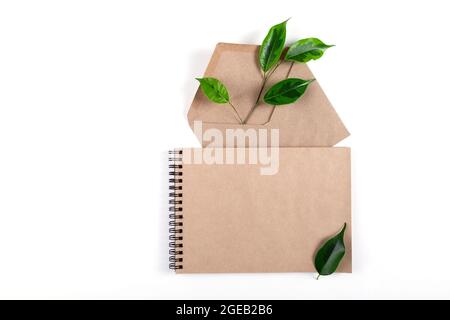 Blocco note e busta in carta riciclata Foto Stock