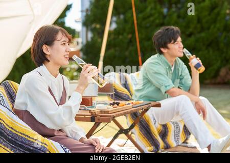 Amici giapponesi che hanno una festa in giardino Foto Stock