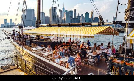Ristorante Pilot, Brooklyn Bridge Park Pier 6, Brooklyn, New York, USA Foto Stock