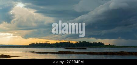Rampe al tramonto. Vista sull'isola di Whaleboat. Harpswell Neck, Maine. Foto Stock