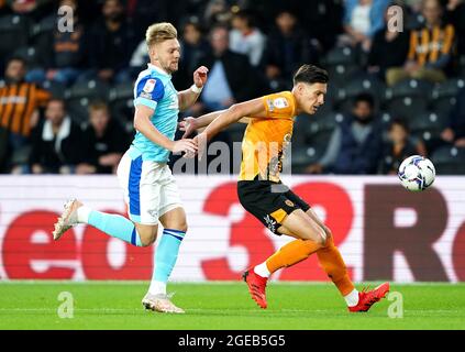 Kamil Jozwiak (a sinistra) della contea di Derby e Alfie Jones di Hull City combattono per la palla durante la partita del campionato Sky Bet allo stadio MKM, Hull. Data immagine: Mercoledì 18 agosto 2021. Foto Stock