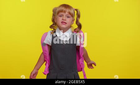 Infastidito turbato frustrato capretto teen schoolgirl alzando le mani nell'espressione indignata, litigando Foto Stock