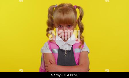 Sconvolto deluso bionda adolescente ragazzo e grida di disperazione a causa di cose ingiuste Foto Stock