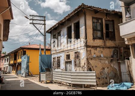 Yenisehir, Bursa, Turchia - 14 agosto 2021: Architettura generica delle strade nella città di Yenisehir nella provincia di Bursa in Turchia. Yenisehir era il primo Foto Stock