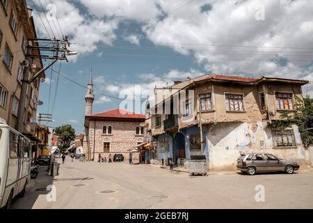 Yenisehir, Bursa, Turchia - 14 agosto 2021: Architettura generica delle strade nella città di Yenisehir nella provincia di Bursa in Turchia. Yenisehir era il primo Foto Stock