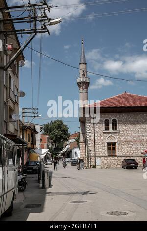 Yenisehir, Bursa, Turchia - 14 agosto 2021: Architettura generica delle strade nella città di Yenisehir nella provincia di Bursa in Turchia. Yenisehir era il primo Foto Stock