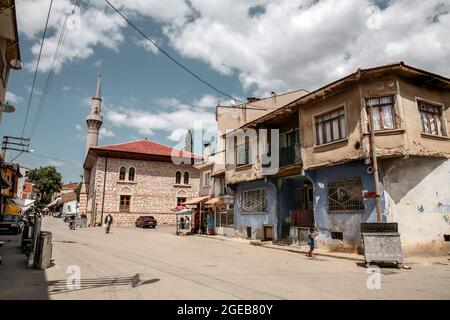 Yenisehir, Bursa, Turchia - 14 agosto 2021: Architettura generica delle strade nella città di Yenisehir nella provincia di Bursa in Turchia. Yenisehir era il primo Foto Stock