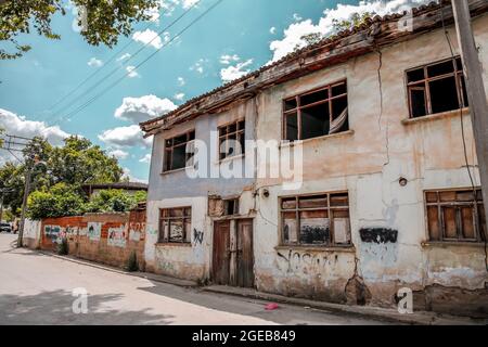 Yenisehir, Bursa, Turchia - 14 agosto 2021: Architettura generica delle strade nella città di Yenisehir nella provincia di Bursa in Turchia. Yenisehir era il primo Foto Stock