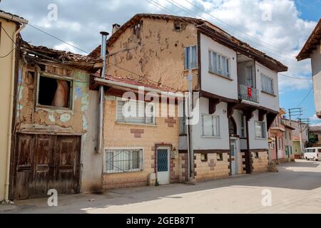 Yenisehir, Bursa, Turchia - 14 agosto 2021: Architettura generica delle strade nella città di Yenisehir nella provincia di Bursa in Turchia. Yenisehir era il primo Foto Stock