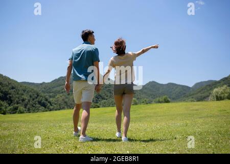Giovane coppia cinese che si diverte all'aperto Foto Stock