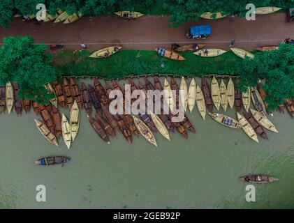 Non esclusivo: BARISHAL, BANGLADESH - AGOSTO 18: Vista aerea dei costruttori di imbarcazioni fabbricano barche in legno a "Noukar Haat" (mercato delle barche) a Kuriana und Foto Stock