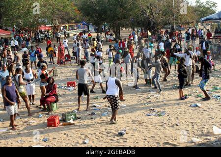 La gente è vista ballare ad un festival di musica alla baia di Senga, Salima sul lago Malawi. Foto Stock