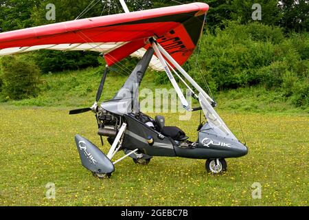 Popham, vicino a Basingstoke, Inghilterra - Agosto 2021: Aereo a due posti con ultraleggeri parcheggiato sul lato del campo d'aviazione erboso Foto Stock