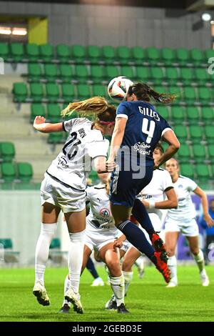 Kristianstad, Svezia. 18 agosto 2021. Vanessa Gilles (4 FC Girondins de Bordeaux) e Michaela Dubcova (26 FC Slovacko) in una battaglia di testata durante la semifinale del League Path Group 2, qualifica alla UEFA Womens Champions League tra FC Girondins de Bordeaux e FC Slovacko al Kristianstads Fotbollarena di Kristianstad, Svezia Credit: SPP Sport Press Foto. /Alamy Live News Foto Stock