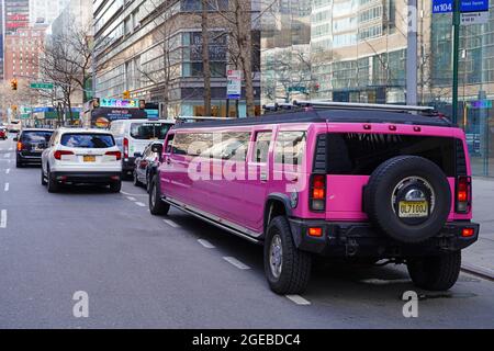 NEW YORK, NY -14 MAR 2021- Vista di una limousine Hummer H2 rosa allungata sulla strada a New York City. Foto Stock