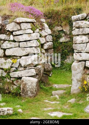 Pareti di ingresso camera a Chysauster antico villaggio, Cornovaglia, Inghilterra Foto Stock