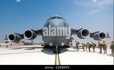 Gli Airmen statunitensi hanno assegnato all'821° gruppo di risposta alle emergenze un C-17 Globemaster III sulla Travis Air Force base, California, 14 agosto 2021, prima del loro spiegamento per supportare le operazioni in Afghanistan. Le forze aeree statunitensi, a sostegno del Dipartimento della Difesa, hanno spostato le forze in teatro per facilitare la partenza e il trasferimento sicuro dei cittadini statunitensi, dei beneficiari di visti speciali per l'immigrazione e delle popolazioni afghane vulnerabili dall'Afghanistan. Il 621esimo CRW ha schierato Airmen dal 621st e 821st CRG così come il 621st Gruppo di consulenti di mobilità aerea per sostenere la missione. (STATI UNITI Foto Air Force Foto Stock