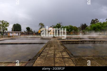 Acqua termale fumante nelle piscine del complesso turistico 'Baños del Inca' vicino Cajamarca, Perù Foto Stock