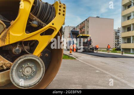 Ricostruzione stradale. Rullo per strada a vibrazione pesante. Foto Stock