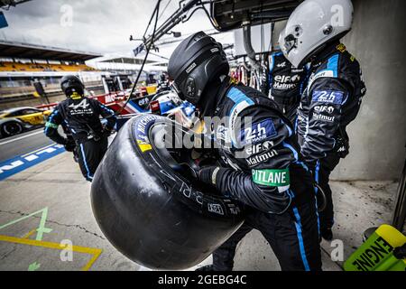 Le Mans, Francia. 18 agosto 2021. Le Mans, Francia. 18 agosto 2021. SOSTA AI BOX durante le prove libere e le sessioni di qualifica della 24 ore di le Mans 2021, 4° round del Campionato Mondiale FIA Endurance 2021, FIA WEC, sul circuito de la Sarthe, dal 18 al 22 agosto 2021 a le Mans, Francia - Foto Francois Flamand/DPPI Credit: Agenzia fotografica indipendente/Alamy Live News Foto Stock