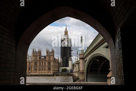 Londra, Regno Unito. 18 agosto 2021. Foto scattata il 18 agosto 2021 mostra le Camere del Parlamento a Londra, Gran Bretagna. Mercoledì i legislatori britannici hanno criticato la gestione della situazione in Afghanistan da parte del primo ministro Boris Johnson in occasione dell'acquisizione dei talebani nel paese. Parlando in una sessione di emergenza del parlamento, Johnson ha detto ai parlamentari che il crollo del governo afgano è avvenuto più rapidamente del previsto, ma ha negato al suo governo "era impreparato o non lo ha previsto". Credit: Han Yan/Xinhua/Alamy Live News Foto Stock