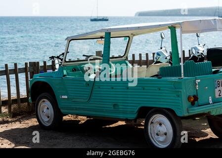 Formentera, Spagna: 2021 agosto 17: Retro Citroen Mehari in azzurro e bianco sulla spiaggia di Mijorn a Formentera, Spagna. Foto Stock